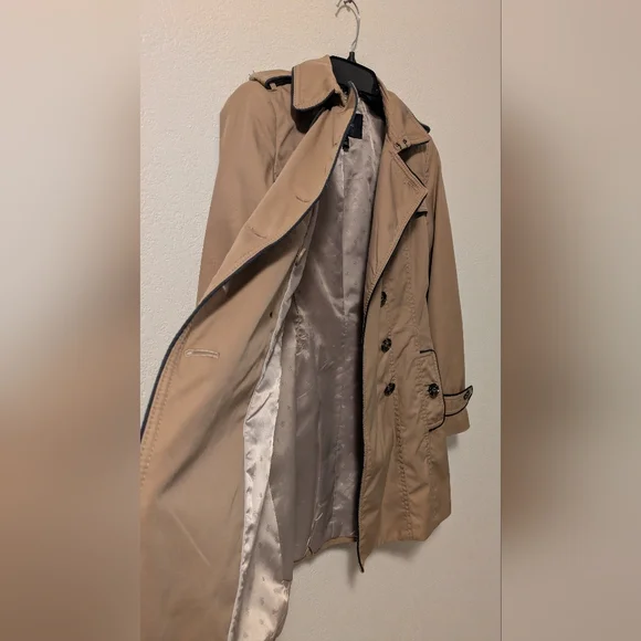 Banana Republic Classic Tan Double-Breasted Women's Trench Coat - Picture 7 of 10